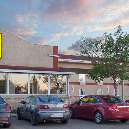Super 8 By Wyndham Brandon Mb Motel Exterior foto