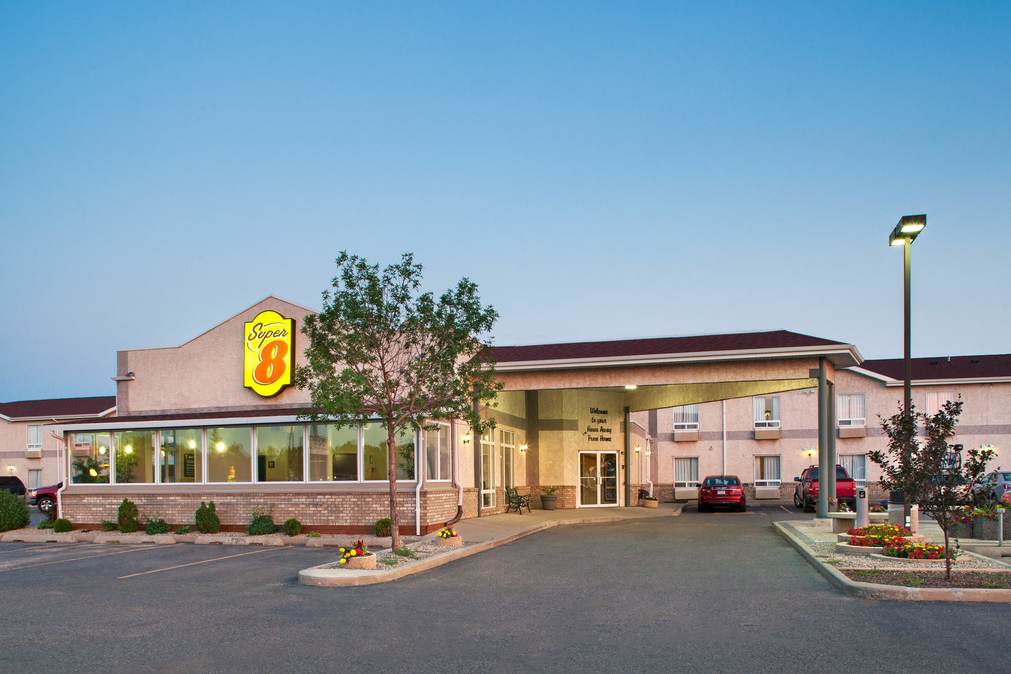 Super 8 By Wyndham Brandon Mb Motel Exterior foto